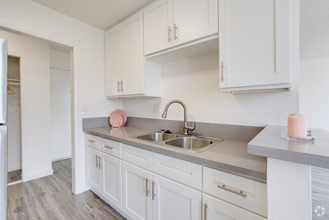 1BR, 1BA - 750SF - 526 Ardmore