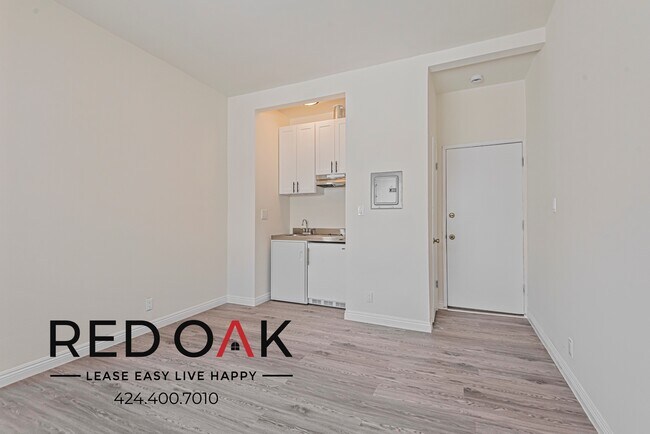 Photo - Recently Redone, Adorable Bachelor with Wa... Unit 11