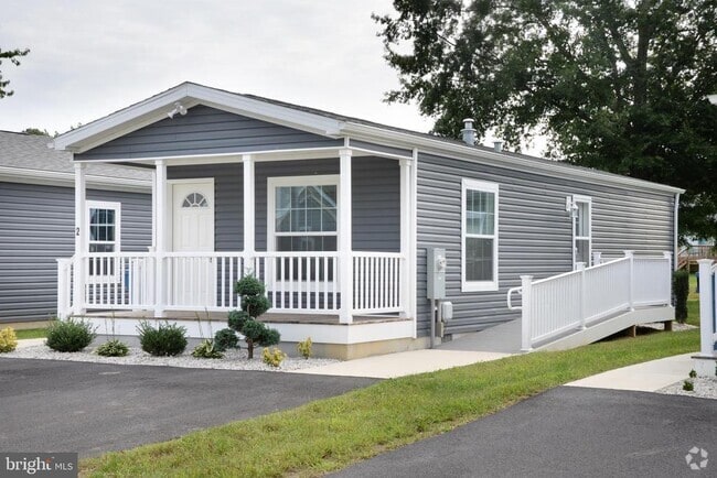 Building Photo - 1 Edgewater Dr Rental