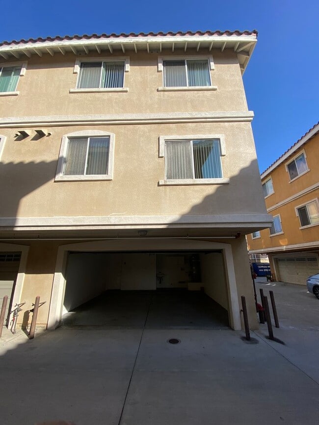 Building Photo - Spacious 4 Bed, 3 Bath Townhouse in Torran...