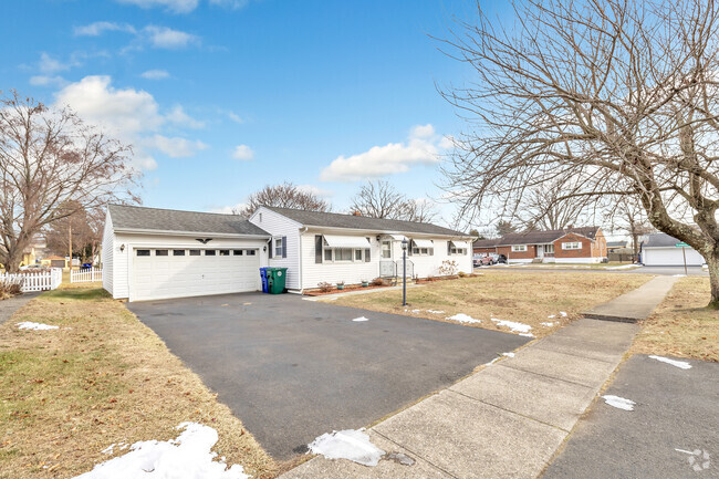 Building Photo - 10 Glenn Dr Rental