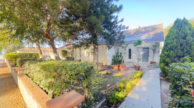 Building Photo - 325 N Glendora Ave
