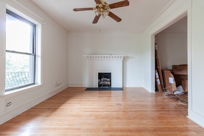 Photo - 910 W Belle Plaine Ave