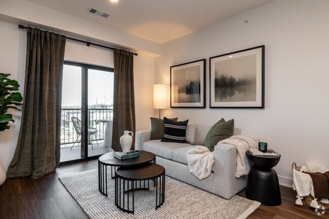 1BR, 1BA - 688SF - Living Room
