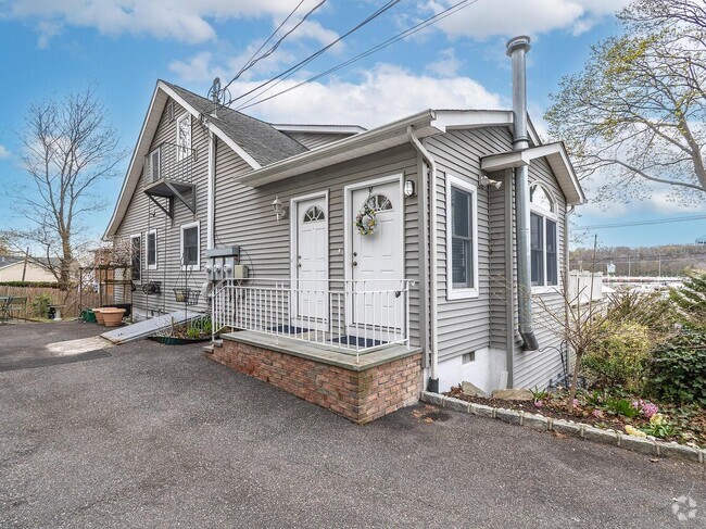 Building Photo - 65 Shore Rd Rental