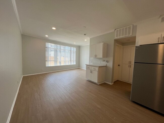 Photo - 14900 Moorpark Street