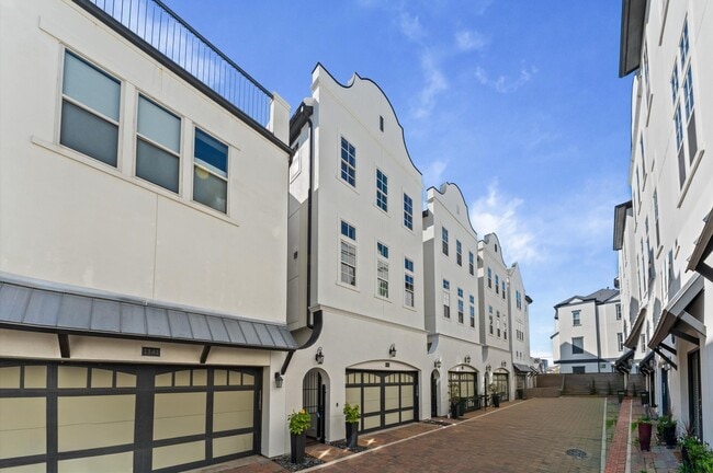 Building Photo - 1139 W 21st St