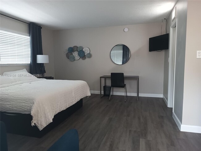 Building Photo - 507 SE 18th St Unit 5