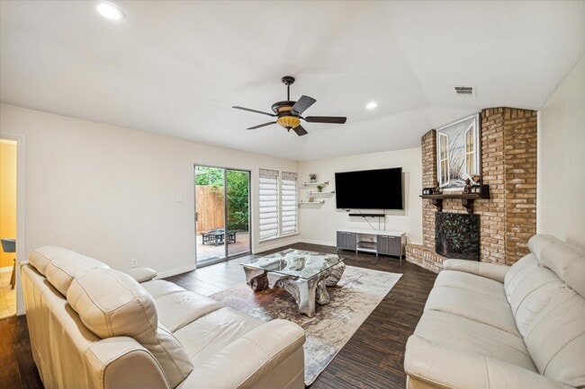 Photo - 910 Coachlight Dr