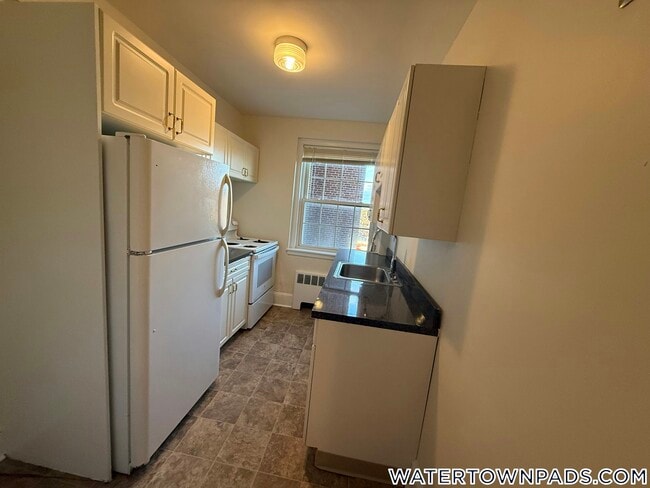 Building Photo - 550 Belmont St Unit 22