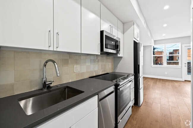 Studio - 655 SF - Kitchen