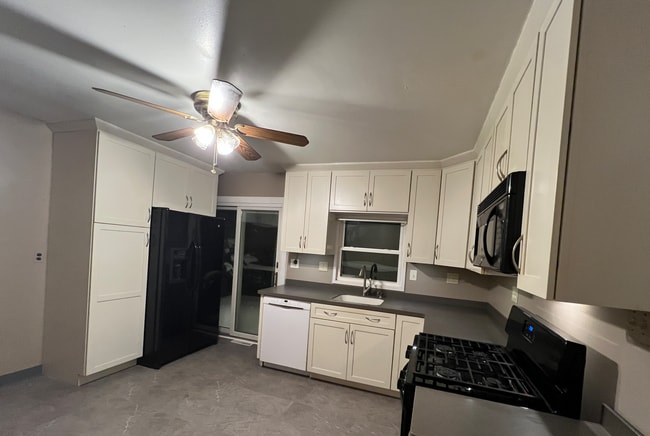 Carefully designed kitchen to maximize space and utility - 31 Perimeter Rd