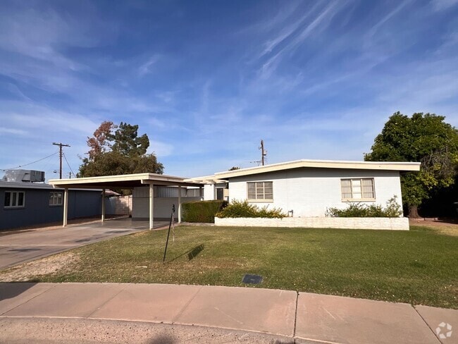 Building Photo - Scottsdale 4 Bed. 1.75 Bath located In Tow... Rental