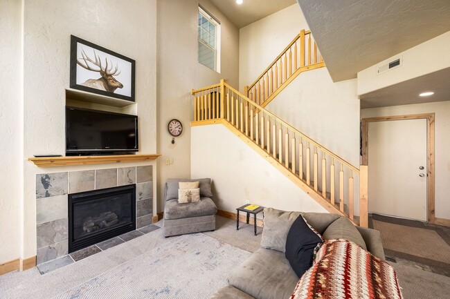 6144 Fox Point Cir