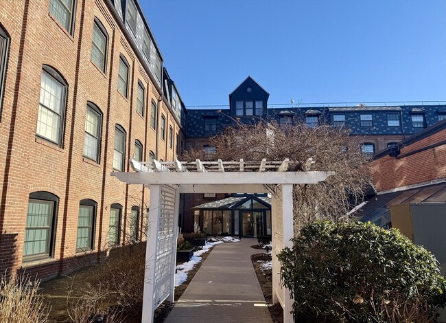 Building Photo - 21 Linden St Unit 416