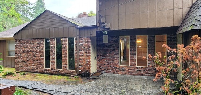 Building Photo - Fantastic Sylvan Setting off Ballinger Lake Forest Park