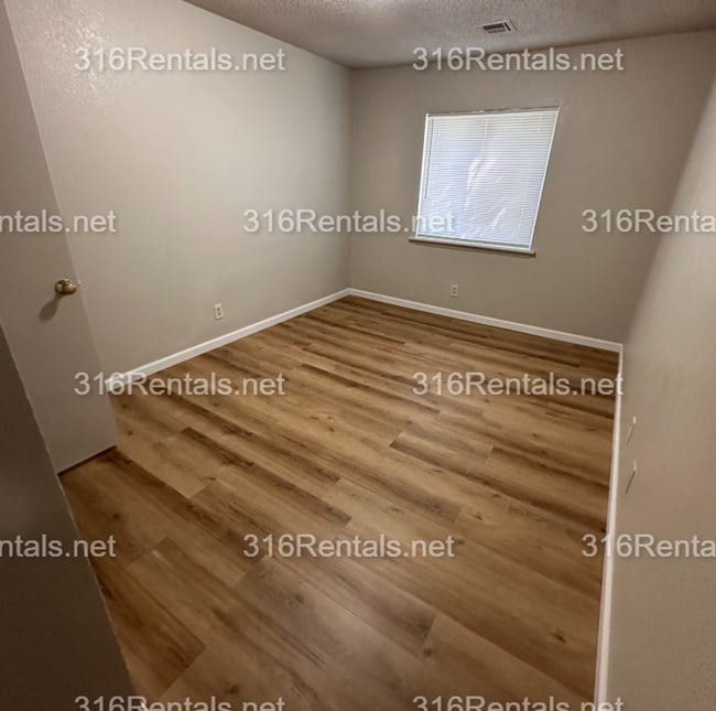Photo - $725 - SECTION 8/ Housing Voucher approved 3 bedroom / 1 bathroom - Newly remodeled Apartment Unit 1554-302