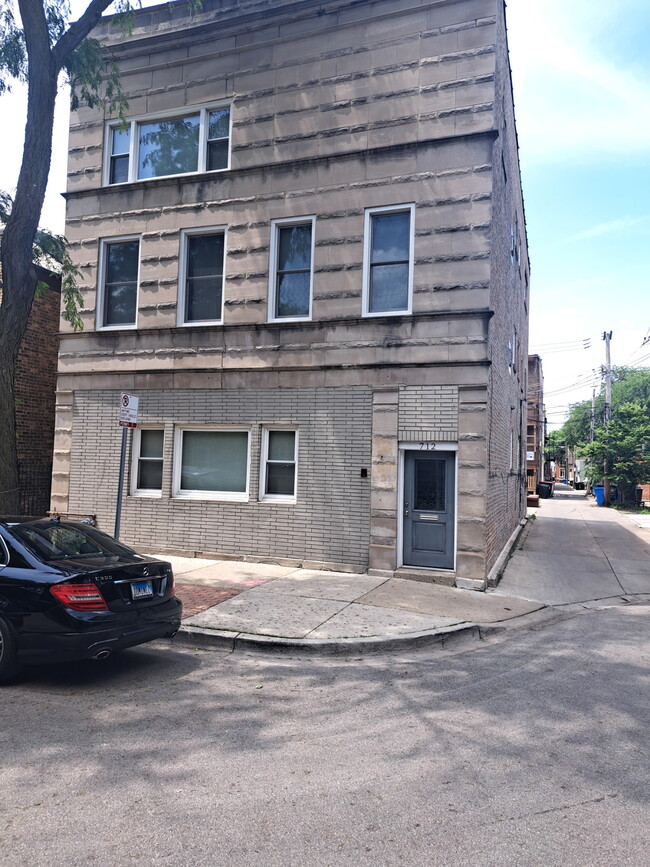 Building Photo - 712 S Carpenter St Unit 3 Front