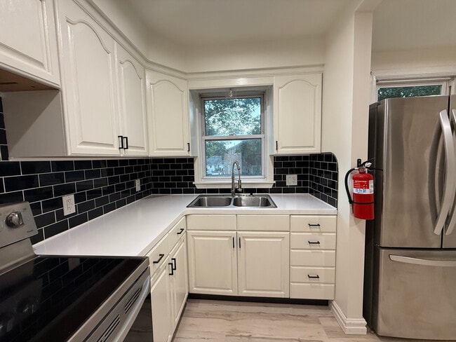 Kitchen - 98 Summit St Unit 2