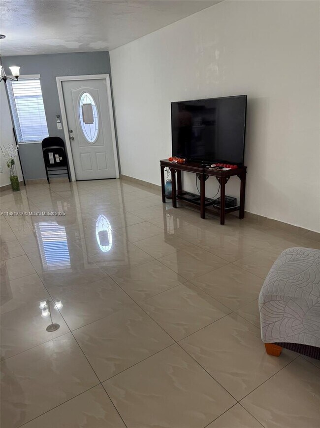 Building Photo - 1701 NE Miami Gardens Dr Unit 216 Rental