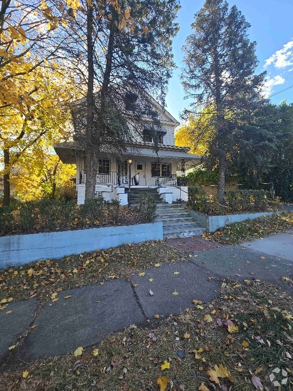 Building Photo - 1907 Cedar Ave Rental