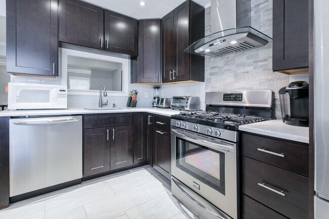 Photo - 220 Christopher Columbus Dr