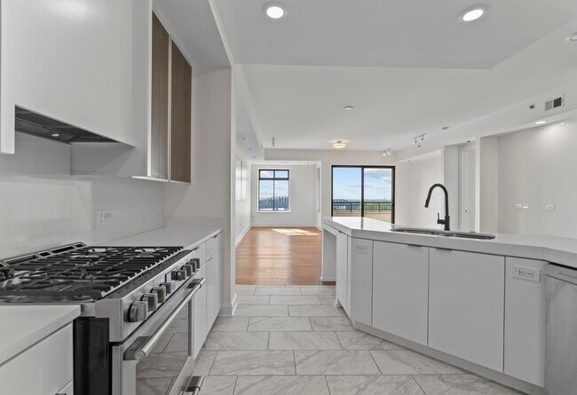 717 Riverside Dr