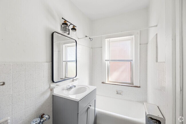2BR, 1BA - 800SF - Bathroom