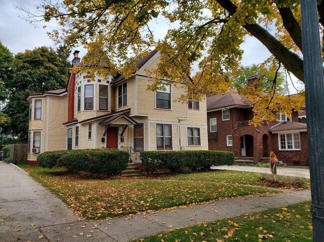 Building Photo - 556 College Ave SE Unit 558 - Whole 1st Floor