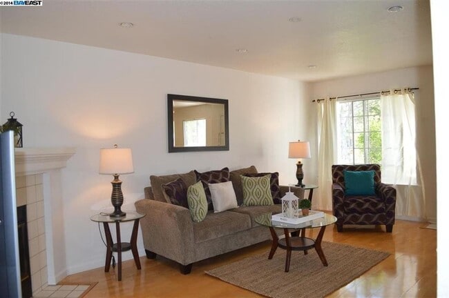Photo - COMING SOON! $3,500 / 3BR - 1383 S.F. GORG...