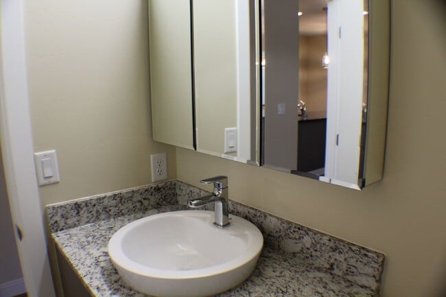 Building Photo - Newer 2 bed / 2 bath Bison Cove Condo Unit A6