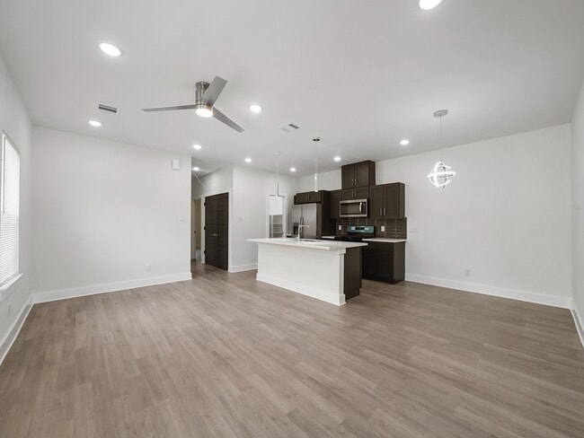 Building Photo - 8122 Double Rental