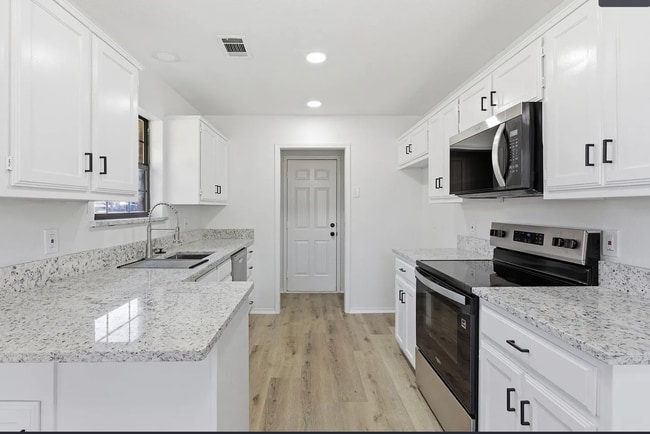 Photo - 220 Brook Cir