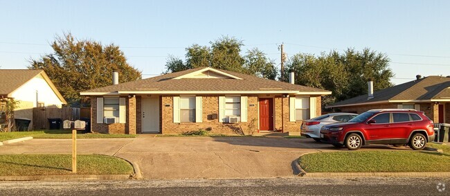 Building Photo - 714 San Saba Dr Rental