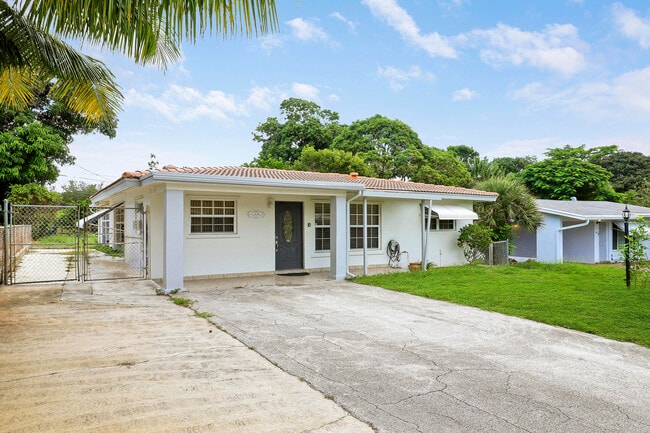 Photo - 391 SW 2nd St