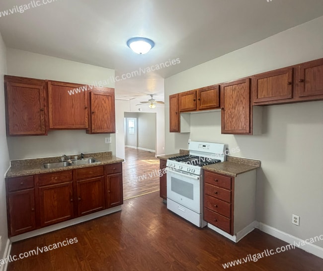 Building Photo - For rent - Spacious 3 Bed / 2 Bath Home