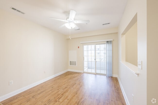 2BR, 2BA - 948SF - Living Room - North Pointe Apartments