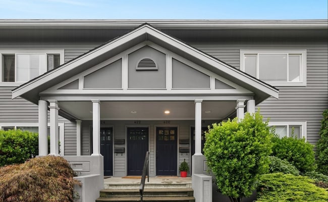 Building Photo - Top floor, Two-Bed unit in Queen Anne!!!!!