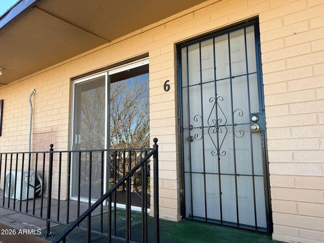 Building Photo - 1955 E 8th St Unit 6