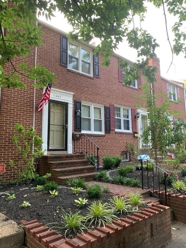 Building Photo - Charming Trolley Area Brick Townhome