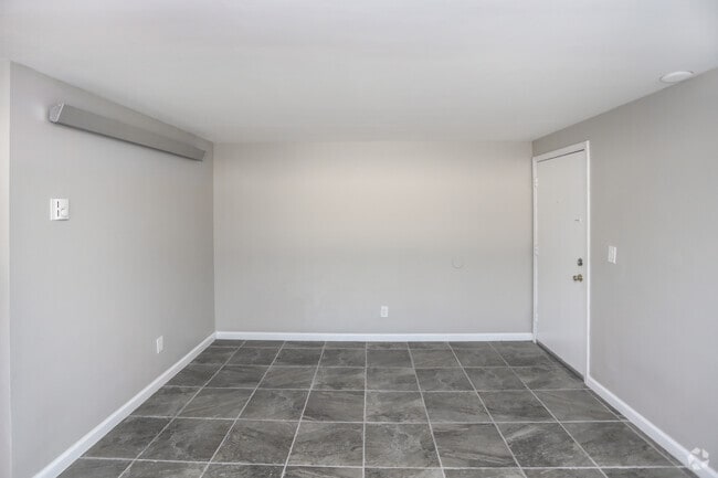3BR, 1.5BA - 927 SF
