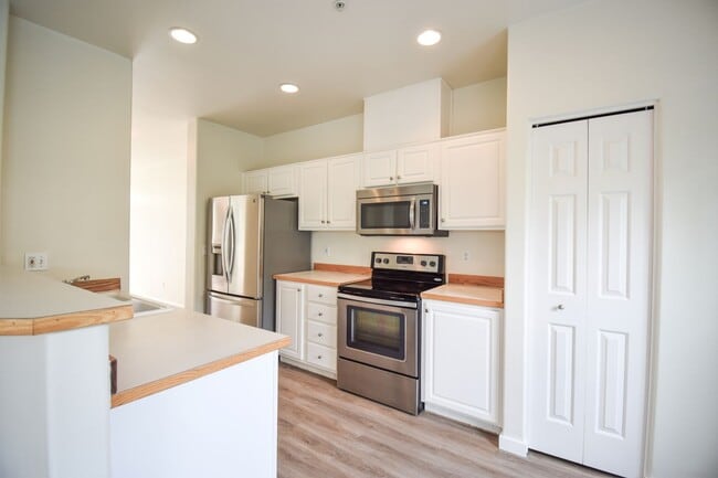 Photo - Astounding Condo End Unit, Garage include...