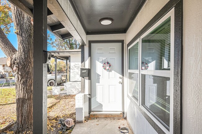 Building Photo - Fully Renovated 2 bed 1 bath in Grand Prai... Rental