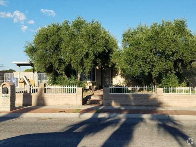 Building Photo - 5041 S Greenway Dr Rental