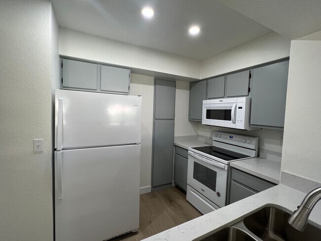 Beautifully Upgraded 2 Br 2 Ba Condo MOVE ... - Beautifully Upgraded 2 Br 2 Ba Condo MOVE ... Unit 1005