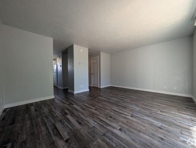 Building Photo - Newly Renovated 2-Bedroom, 1.5-Bath Apartm... Rental