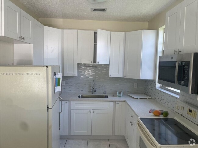 Building Photo - 907 SW 8th Street 1-2, Hallandale Beach, F... Rental