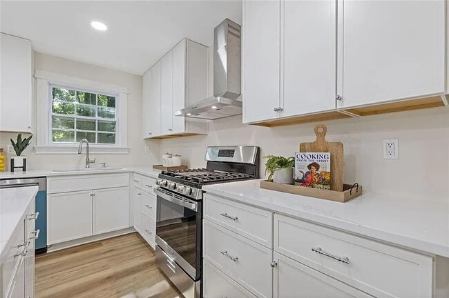 Photo - Room in House on Bay Leaf Dr SE