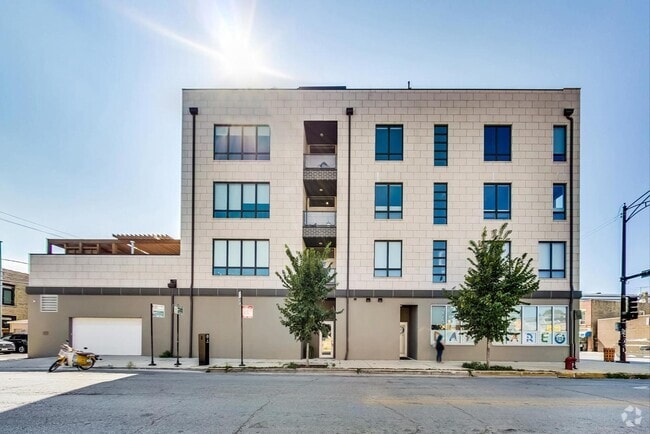 Building Photo - 1801 W Chicago Ave Unit 2W Rental