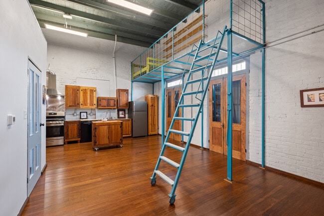 Building Photo - 1500 E Madison St Rental